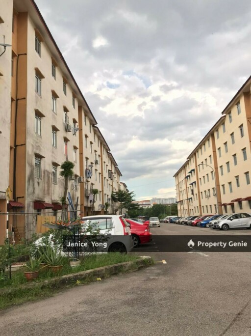 Flat @ Taman Mount Austin