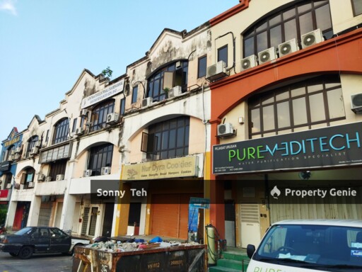 Pusat Perdagangan Subang Permai opposite Monterez Golf & Country Club