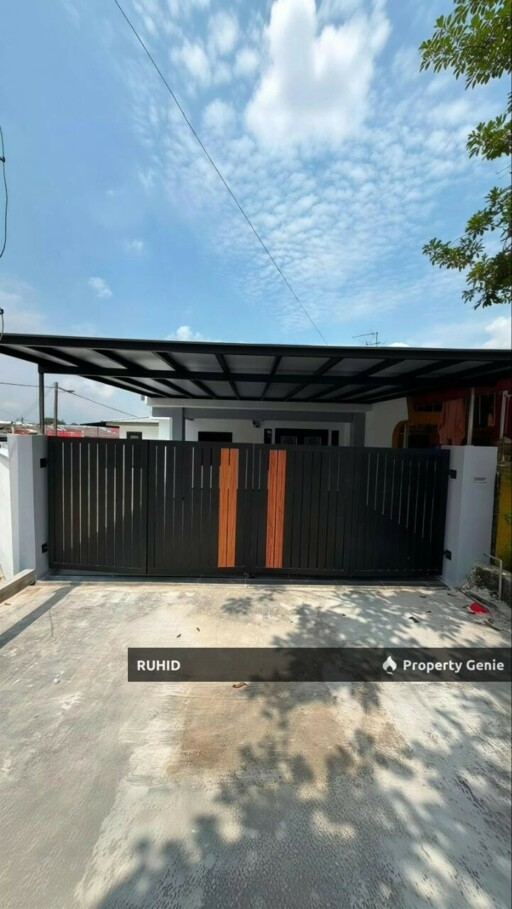 Corner Lot Single Storey House, Taman Sri Pulai – Freehold, 2,000 Sqft