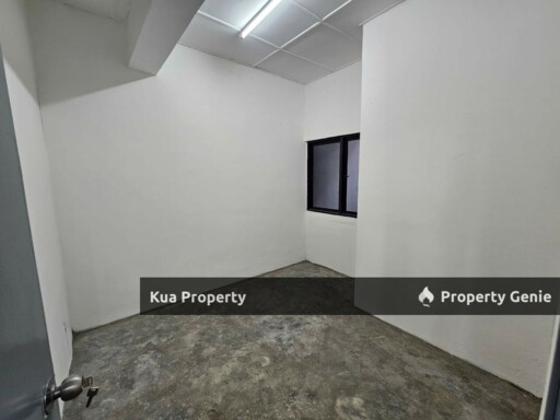 3rd Floor Shophouse / Apartment at MJC Batu Kawa near Yahos School For Sale