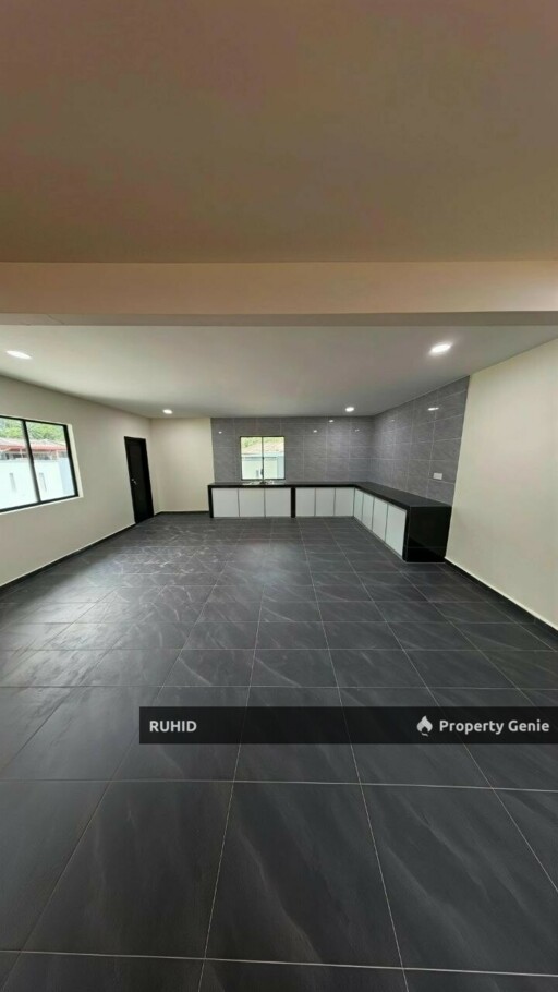 Corner Lot Single Storey House, Taman Sri Pulai – Freehold, 2,000 Sqft