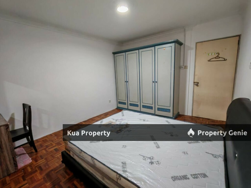 Queen Room for Rent! Located at Central Court Apartment, near MBKS