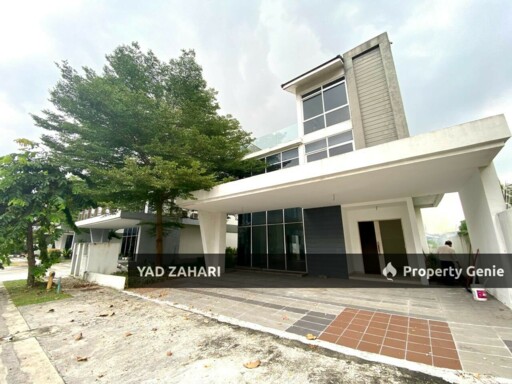 Taman Alam Kemuning, Shah Alam | 3-Storey Bungalow 6+1 Bedrooms | RM1.6M - Near Highway, Spacious Car Porch & Big Covered Balcony