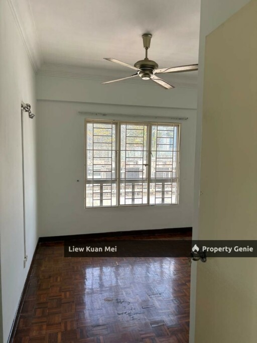 Casa Damansara 1, excellent location walking distance to 3 Damansara Mall. Corner unit airy, spacious and bright. Vacant now.