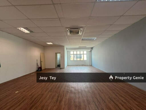 Taman Molek 2nd Floor For Rent
