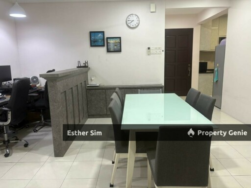Valued Buy Dahlia Park Condo with 2 Parkings Lot, Well Maintained and Move in Condition. Near Banks, Hawker Food and Schools.
