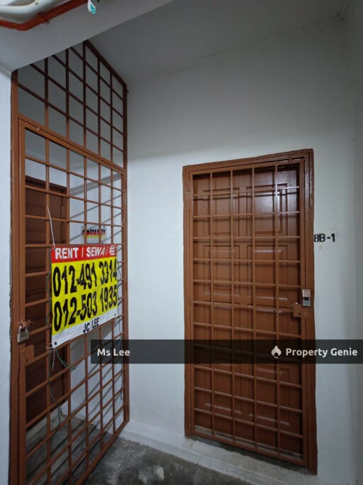 Female Room 3 RM400 @ 2nd Floor Shop Apt-Sek 7-Shah Alam-near UITM-Ready Now