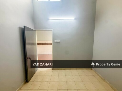Seksyen 30, Jalan Kebun Shah Alam | Single Storey Terrace 4 Bedrooms | RM380K - Flexible Deposit, Kitchen with Table Top and Nearby School