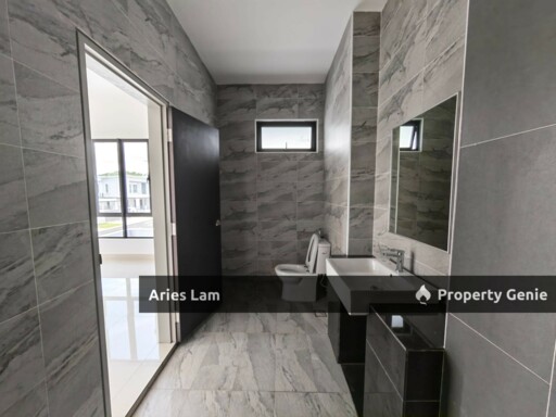 Glenmarie @ Mount Austin / Double Storey Corner Lot Cluster House /Subsale Brand New