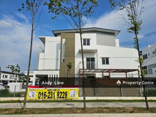 1.5 storey corner lot freehold fully furnished Platinum Residence townhouse in Dengkil for sale