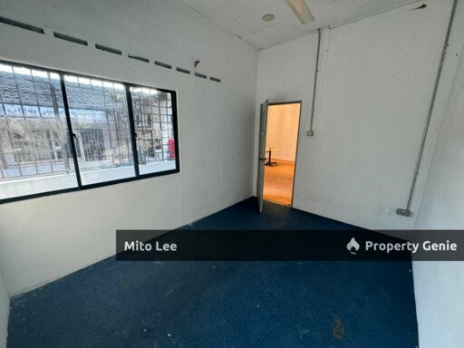 JB Town 2 storey Shoplot For Sale!! Facing Main Road!!