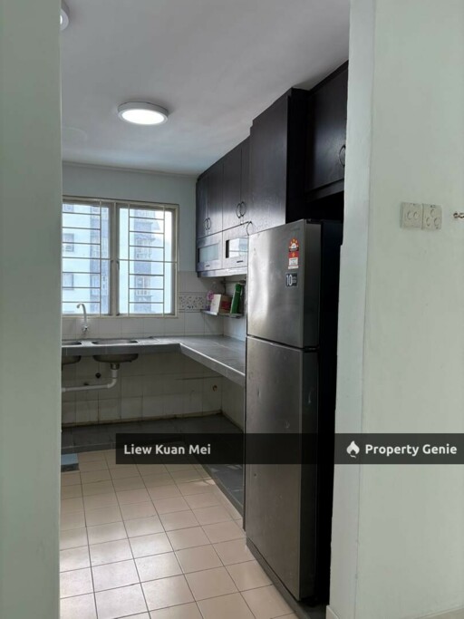 Casa Damansara 1, excellent location walking distance to 3 Damansara Mall. Corner unit airy, spacious and bright. Vacant now.