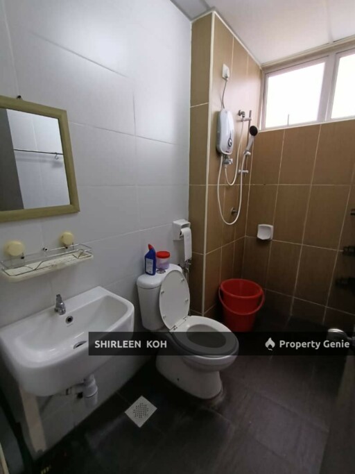 Female room renting at Larkin Heights @ Larkin Idaman