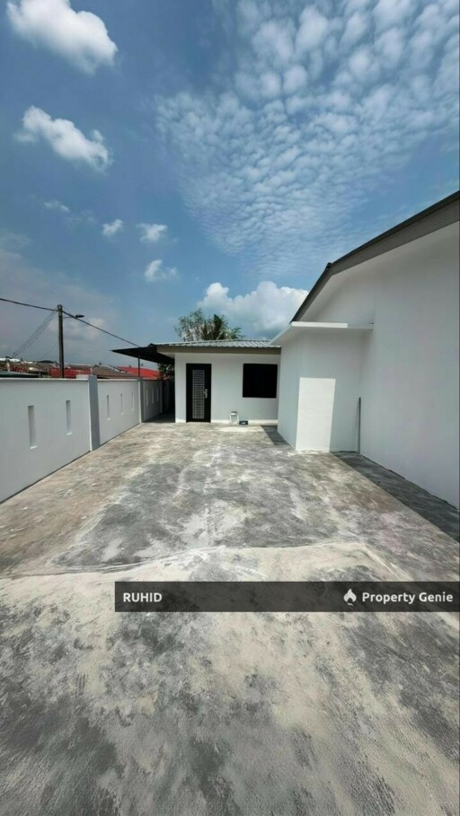 Corner Lot Single Storey House, Taman Sri Pulai – Freehold, 2,000 Sqft