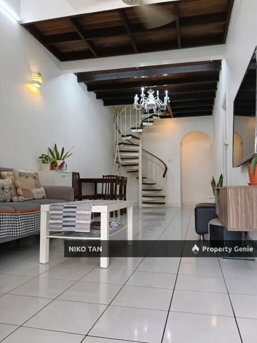 [RENOVATED]1.5Stry Jalan Molek 2/2x Taman Molek For Sale