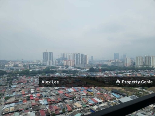 Spacious 3BR Corner @ Holmes 2 | 979sf Mid Floor | Park Views | LRT Walk