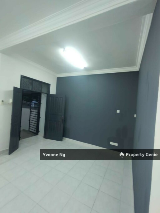 Molek/ 2-Sty Terrace House For Rent/ Nearby Johor Jaya / Ciq /Majidee/Ros Merah