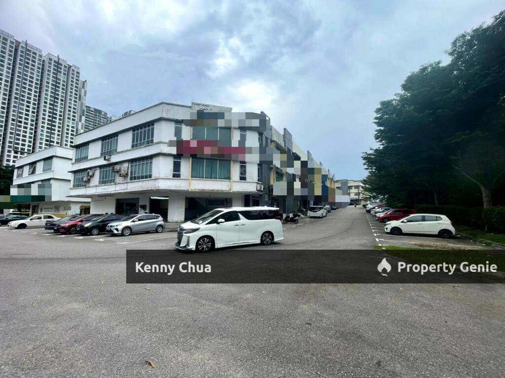 Taman Kempas Utama / 3 Storey Shoplot / Corner Lot
