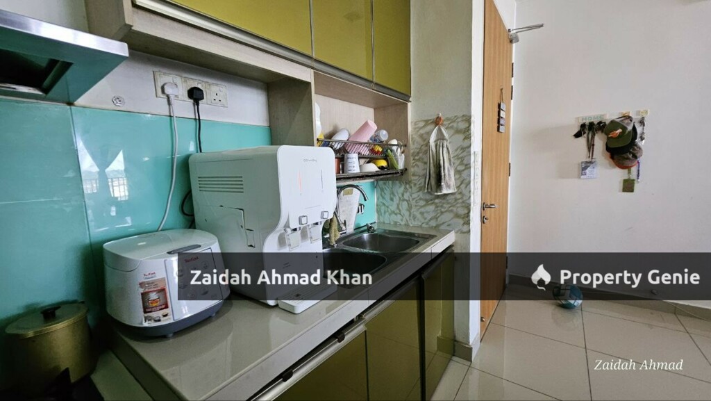 THE SANDERSON SERI KEMBANGAN RENOVATED FREEHOLD 2 CAR PARK NEAR LIFT LEVEL 1 HOUSE IS MID LEVEL AND BLOCK B