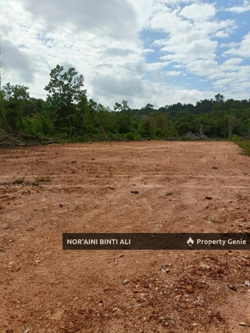 TANAH LOT BANGUNAN UNTUK DIJUAL DI KG NYIOR PAKA  * sekeliling tanah sudah ada rumah yang dibina dan diduduki