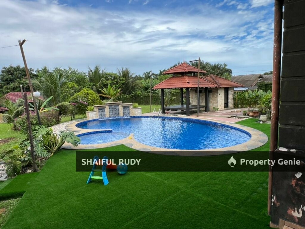 Bungalow with Private Pool @ Paya Jaras