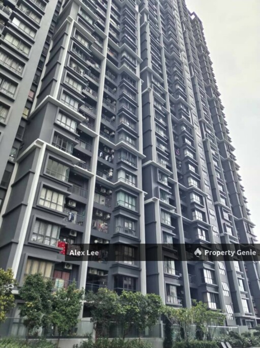 Spacious 3BR Corner @ Holmes 2 | 979sf Mid Floor | Park Views | LRT Walk