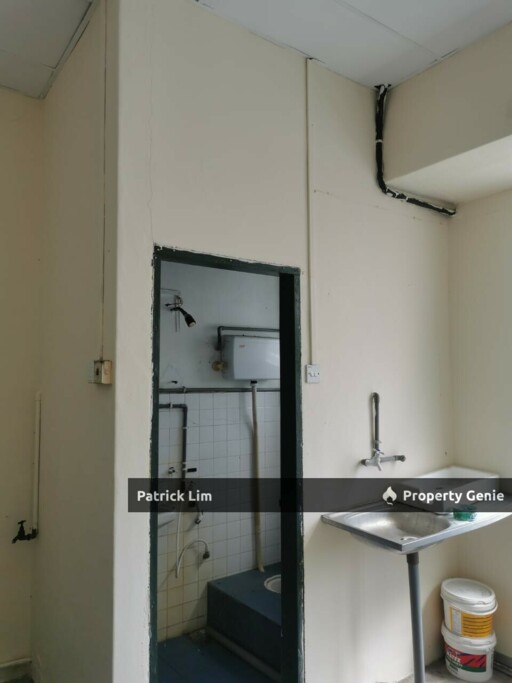 Taman Jati Batu Berendam [1st Floor] 3 Rooms Shop Lot FOR RENT