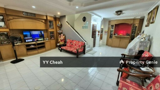 2.5 Storey House 6 Rooms - Facing Field - Good For Big Family
