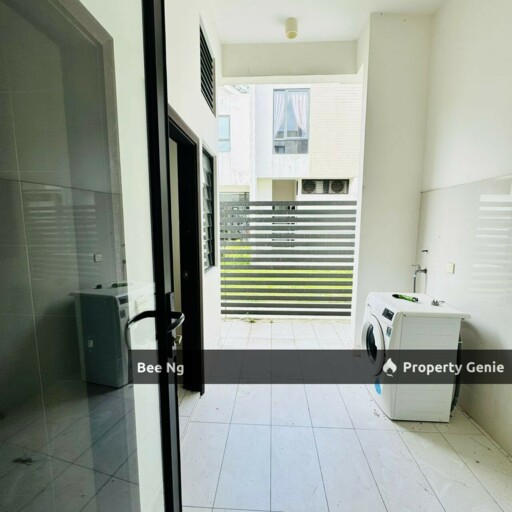 Avira Medini Iskandar @ 2 Storey Garden Terrace Corner Lot