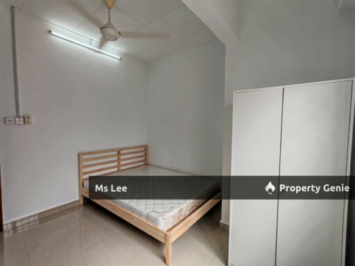 Female Room 2 RM550 @ 2nd Floor Shop Apt-Sek 7-Shah Alam-near UITM-Ready 15/10