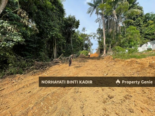 (HOT AREA) LOT BANGLO BESERAH BERHAMPIRAN KG DARAT SEKOLAH