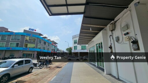 Melaka Raya 1.5 Storey Commercial Corner Shop with Rooftop Balcony Surrounded by 5 Banks