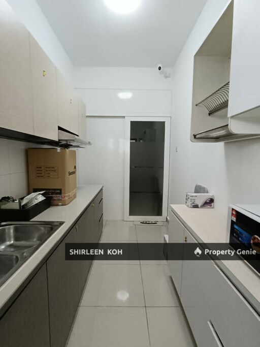 Female Room Renting at Suriamas Suites Condominium @ Larkin JB Town