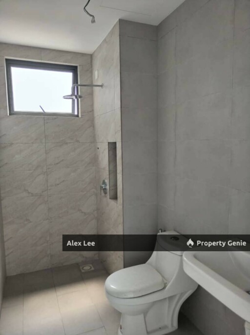 Spacious 3BR Corner @ Holmes 2 | 979sf Mid Floor | Park Views | LRT Walk