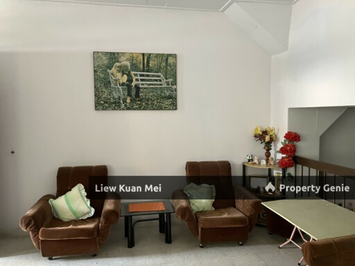 This 3-storey terrace house is located at Lorong Setiabistari 3, Damansara Heights, in a prime and strategic location just a short distance from Pavilion Mall and the MRT station.