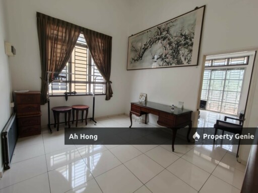 Nusa Sentral / Double Storey / 4bedroom / Partially Furnished