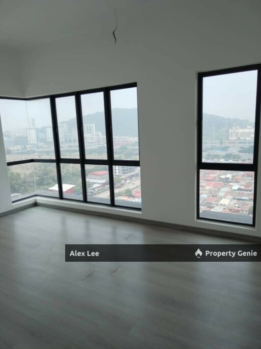 Spacious 3BR Corner @ Holmes 2 | 979sf Mid Floor | Park Views | LRT Walk