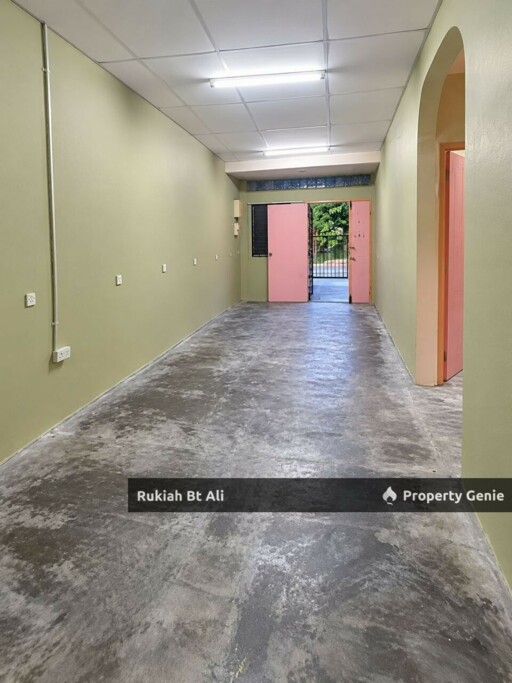 Teres 1.5 Tingkat in Rasah Jaya, Freehold 1600 sqft