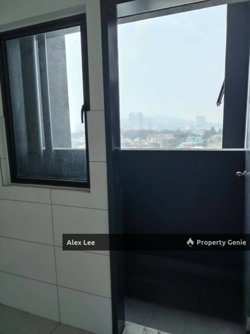 Spacious 3BR Corner @ Holmes 2 | 979sf Mid Floor | Park Views | LRT Walk