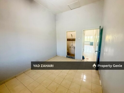 Seksyen 30, Jalan Kebun Shah Alam | Single Storey Terrace 4 Bedrooms | RM380K - Flexible Deposit, Kitchen with Table Top and Nearby School
