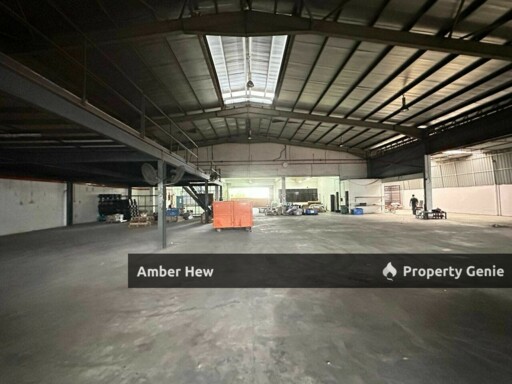 🏭1.5 Storey Semi-Detached Factory ❗Built-up: 15,000 sqft🚦 200Amp Bukit Kempas Johor For Rent