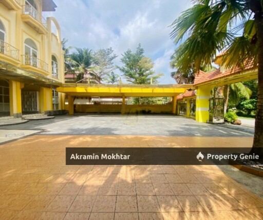 FREEHOLD & FACING OPEN | COUNTRY HEIGHTS 3 STOREY LUXURY BUNGALOW