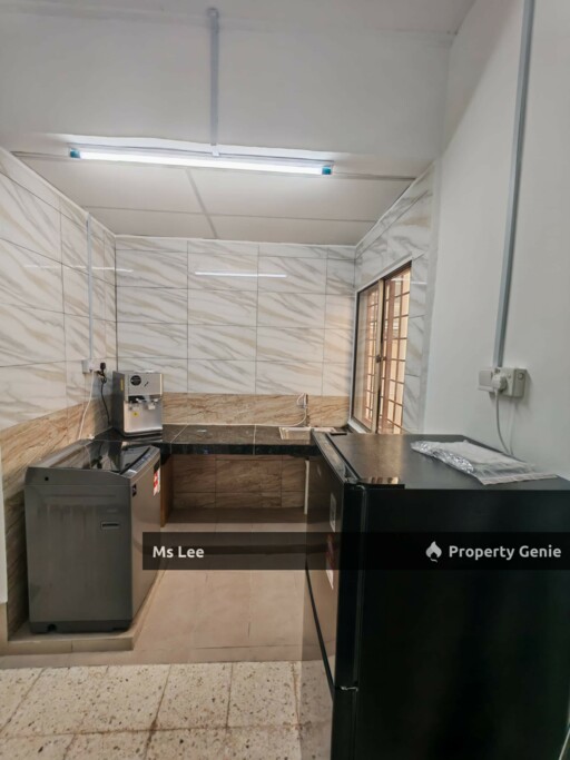 Female Room 3 RM400 @ 2nd Floor Shop Apt-Sek 7-Shah Alam-near UITM-Ready Now