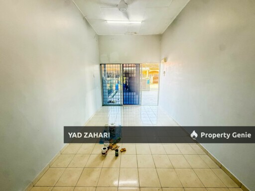 Seksyen 30, Jalan Kebun Shah Alam | Single Storey Terrace 4 Bedrooms | RM380K - Flexible Deposit, Kitchen with Table Top and Nearby School