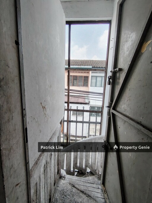 Ayer Keroh Main Road (1St Floor) End Lot For Rent