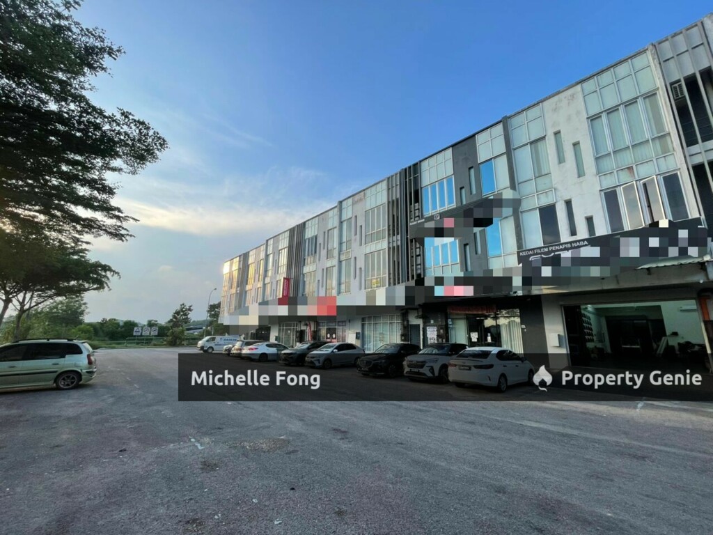 Kota Puteri @ Megah Ria / 3 Storey Shoplot / Easy Parking / Below Market