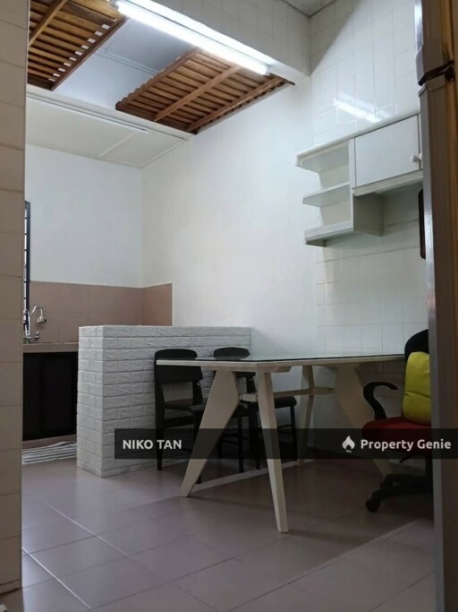 [RENOVATED]1.5Stry Jalan Molek 2/2x Taman Molek For Sale
