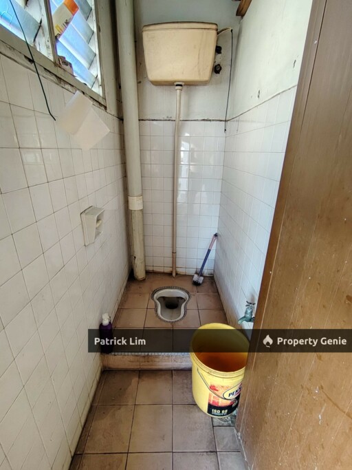 End Lot Bukit Beruang [Ground Floor] Shop Lot For Rent