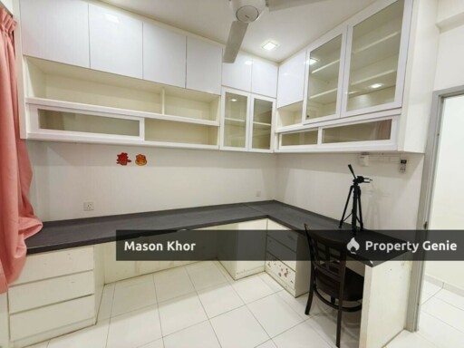 THE GOLDEN TRIANGLE CONDO 1165sf 2CP FULLY RENOVATED RELAU