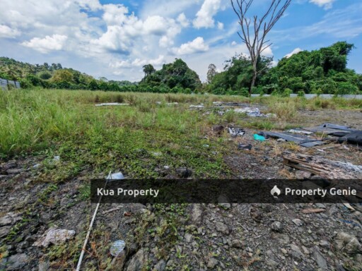 Facing Main Road Land For Rent! 📍Located at 15th Mile